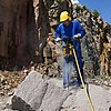 Обтёсывание природного камня, скальных пород при помощи пневматического перфоратора RH 572E