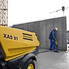 Дизельный компрессор XAS 97 Dd на строительном объекте, способный работать непрерывно 24 часа в сутки